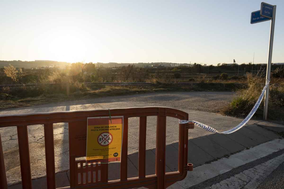 Una de les tanques que limiten l'accés al Camí ral vell de Ripollet