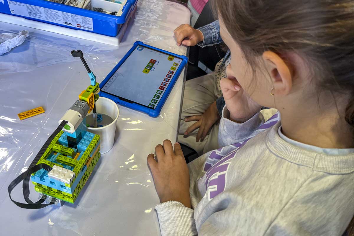 Infants participen a l'activitat LAB